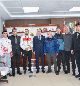 RİNGİN ALTIN YUMRUKLARINI ÖDÜLLENDİRDİ