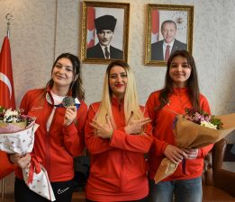 DADAŞLARIN EN HAVALI KIZLARI!