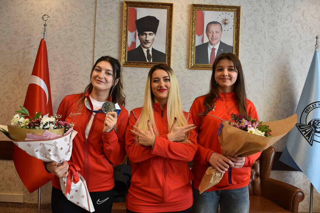 DADAŞLARIN EN HAVALI KIZLARI!