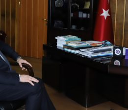 BİR GÜNLÜĞÜNE REKTÖR KOLTUĞUNA SAĞLAM OTURDU