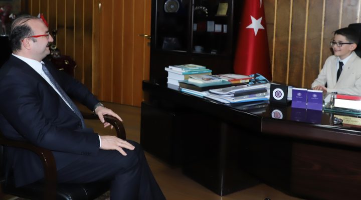 BİR GÜNLÜĞÜNE REKTÖR KOLTUĞUNA SAĞLAM OTURDU