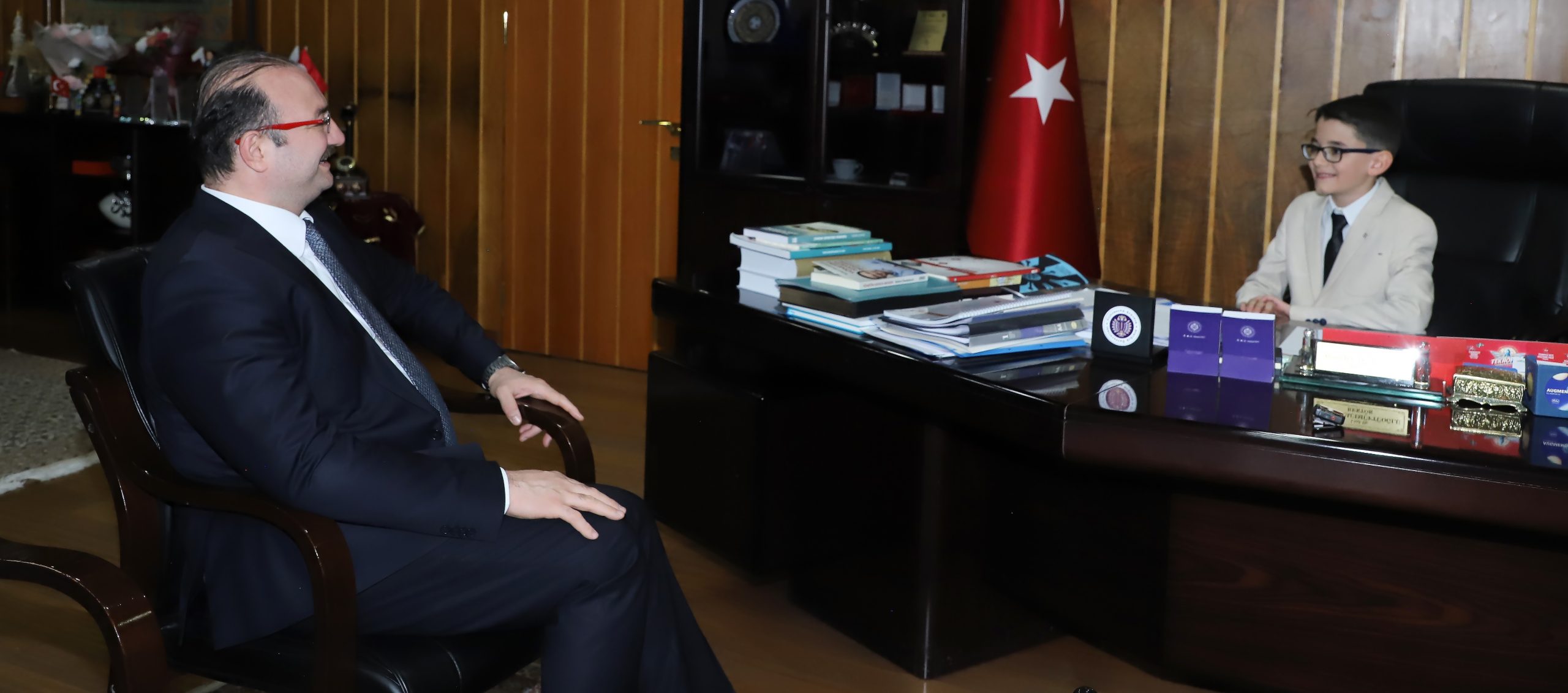 BİR GÜNLÜĞÜNE REKTÖR KOLTUĞUNA SAĞLAM OTURDU