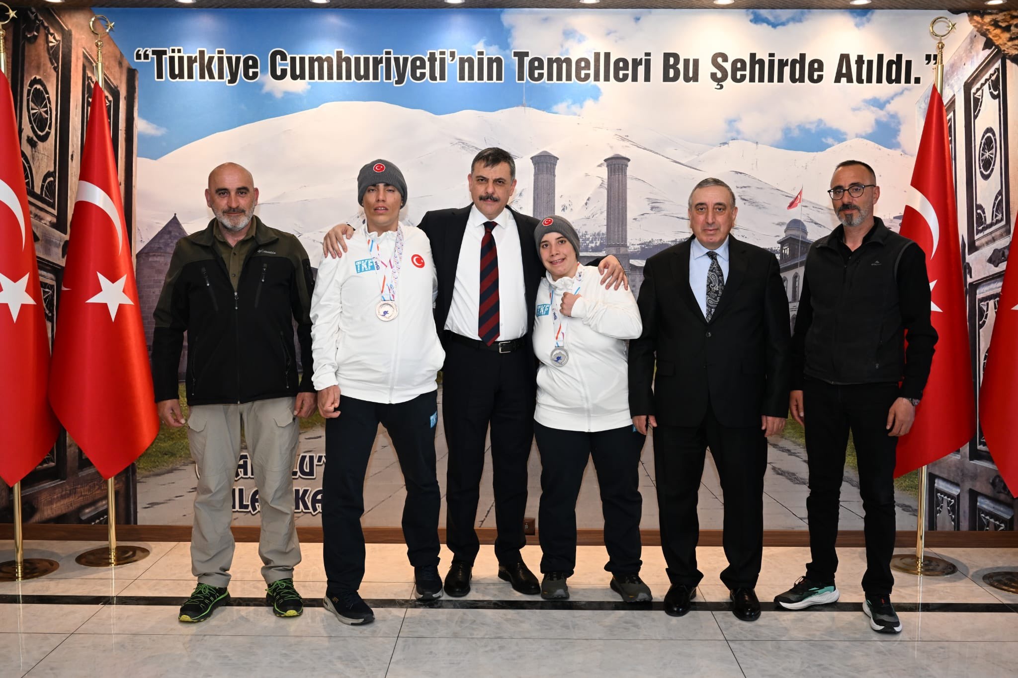 ÖZEL ŞAMPİYONLAR VALİ AMCA’LARININ ŞEFKATLİ KOLLARINDA