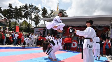 GENÇLİKTEN DİLLERE DESTAN BAYRAM