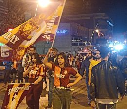 ERZURUM’DA  SARI KIRMIZI COŞKU