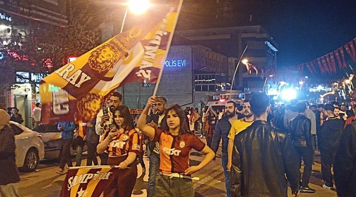 ERZURUM’DA  SARI KIRMIZI COŞKU