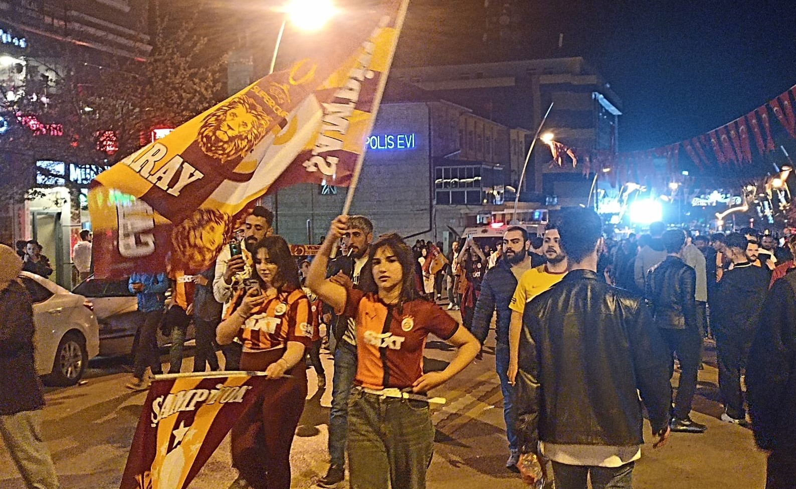 ERZURUM’DA  SARI KIRMIZI COŞKU