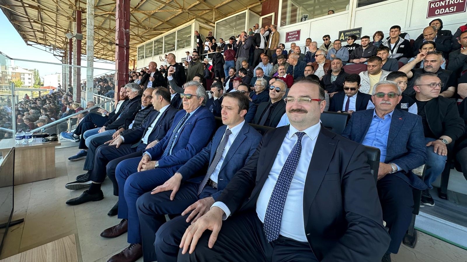 ALKIŞLAR REKTÖR HACIMÜFTÜOĞLU’NA