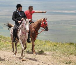 TARİH YOLUNDA AT BİNİP PEDALLADILAR