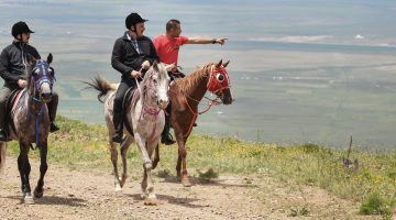 TARİH YOLUNDA AT BİNİP PEDALLADILAR