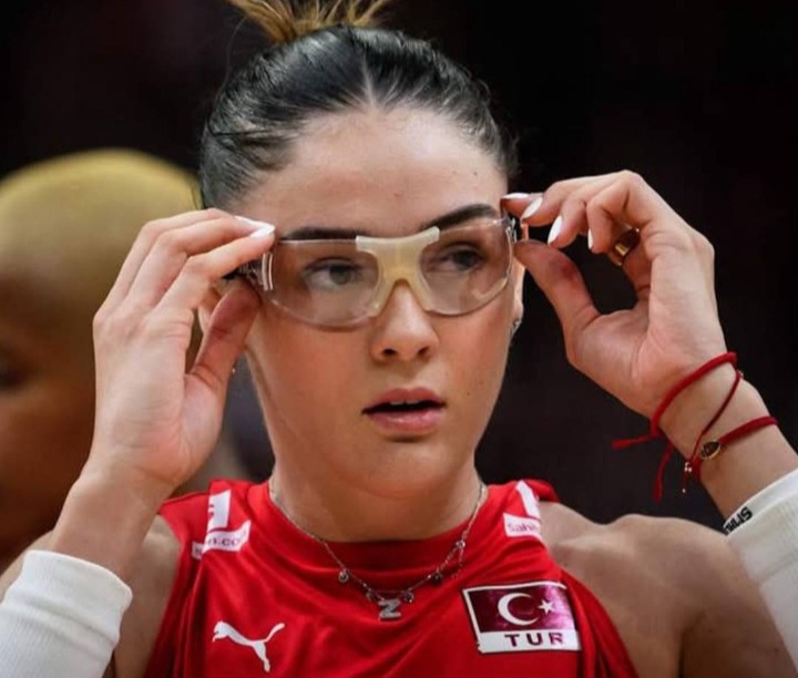 GÖZLÜKLE MAÇA ÇIKTI
