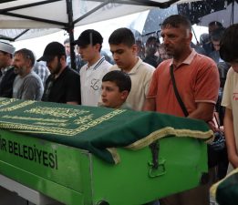 SİYAH KEBRİBARIN ARDINDAN KARA TOPRAĞA BİRLİKTE GİTTİLER