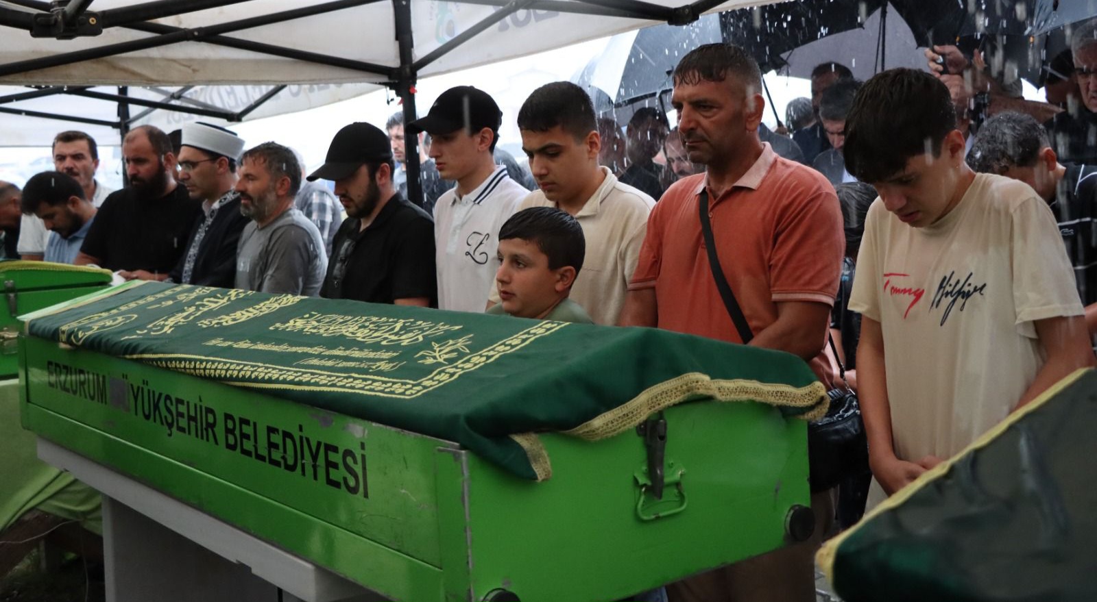 SİYAH KEBRİBARIN ARDINDAN KARA TOPRAĞA BİRLİKTE GİTTİLER