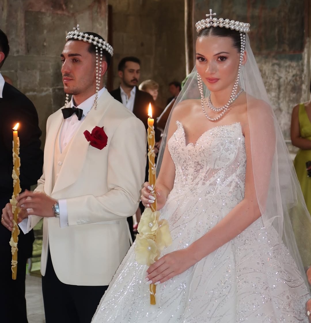 O, ARTIK EVLİ VE MUTLU
