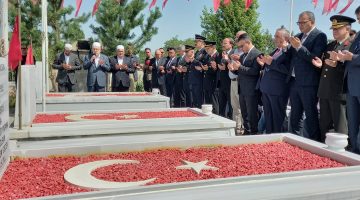 ELLER SEMAYA 15 TEMMUZ ŞEHİTLERİ İÇİN KALKTI