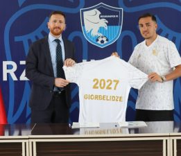 İMZAYI ATTI KIŞ FORMASIYLA POZ VERDİ