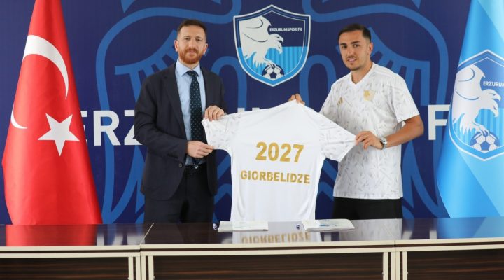 İMZAYI ATTI KIŞ FORMASIYLA POZ VERDİ