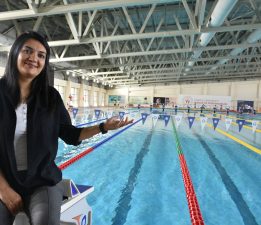 YÜZME HAVUZUNA KADIN ELİ DEĞDİ