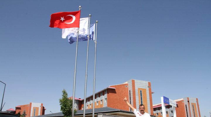 SPOR TESİSLERİNDEKİ BAYRAKLAR YENİLENDİ