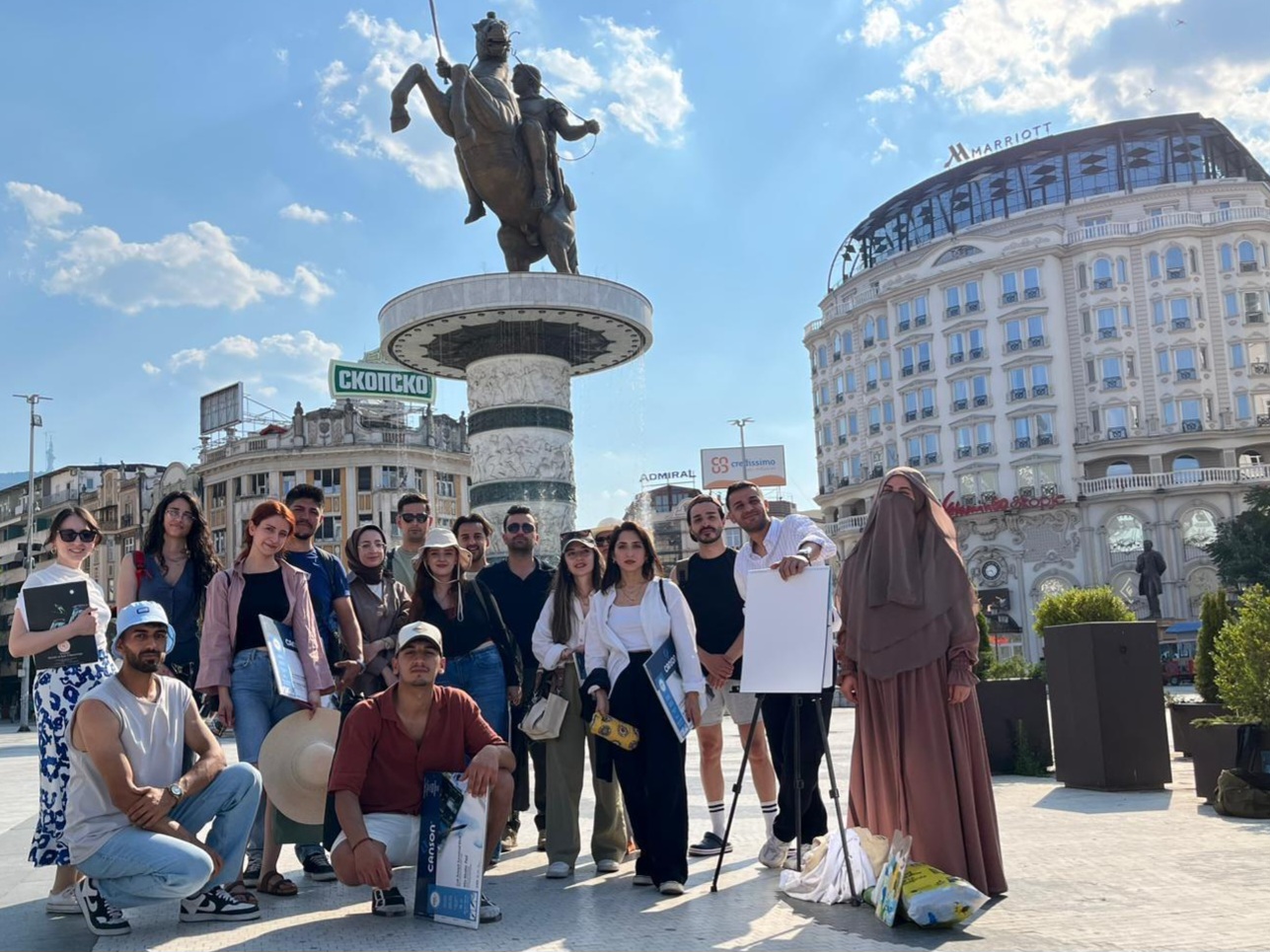 MAKEDONYA’YI RESMEDEREK DÖNDÜLÜR