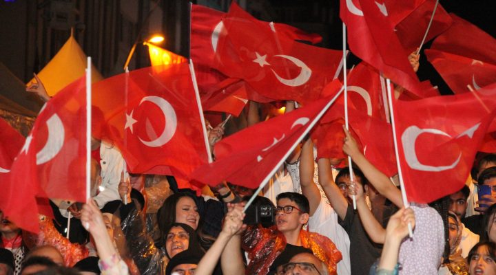 ZEMİN KAN KIRMIZI AY-YILDIZI AK O MÜBAREK BAYRAK İŞTE BU BAYRAK