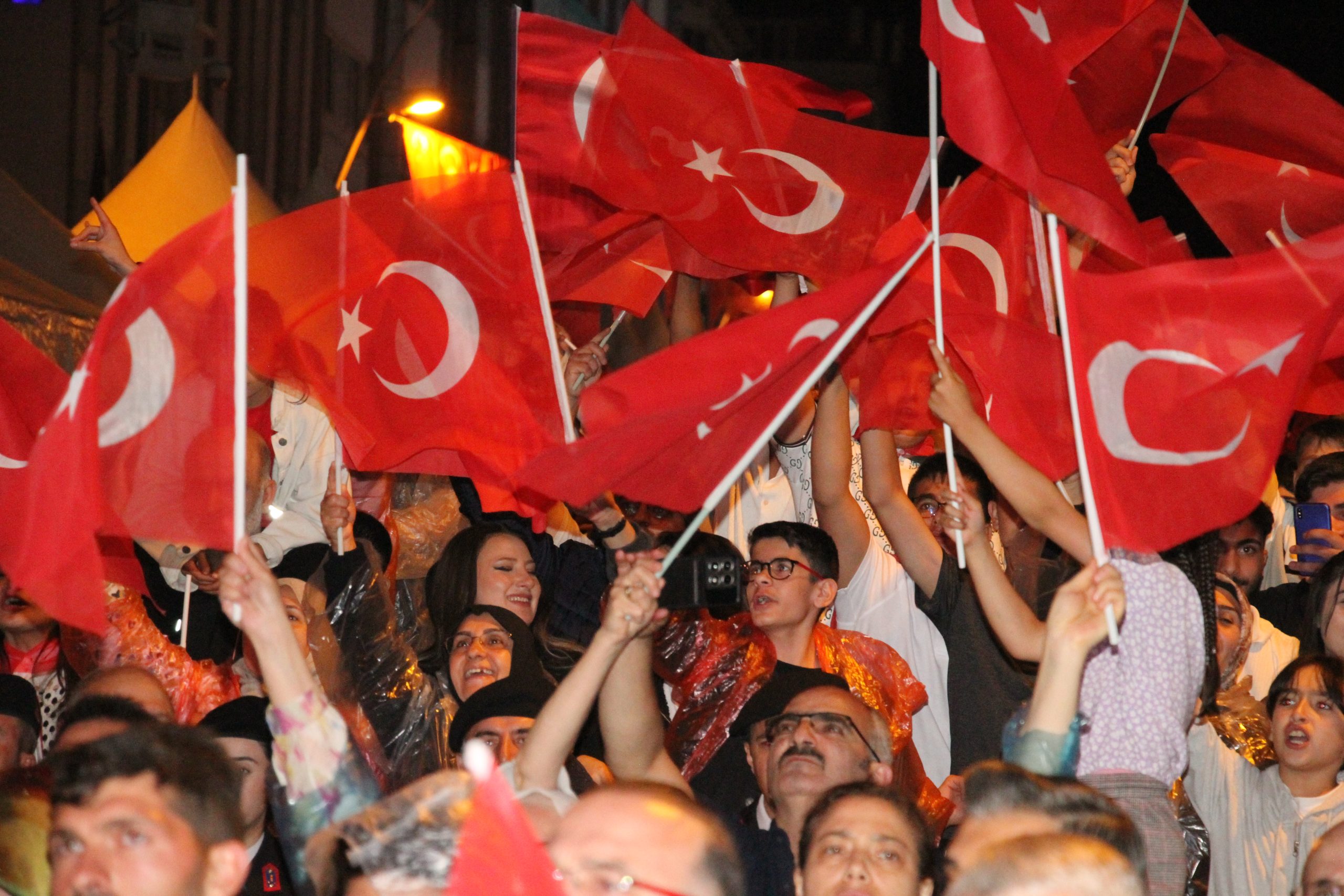 ZEMİN KAN KIRMIZI AY-YILDIZI AK O MÜBAREK BAYRAK İŞTE BU BAYRAK