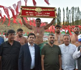 TORTUM’DA DİLLERE DESTAN GÜREŞ