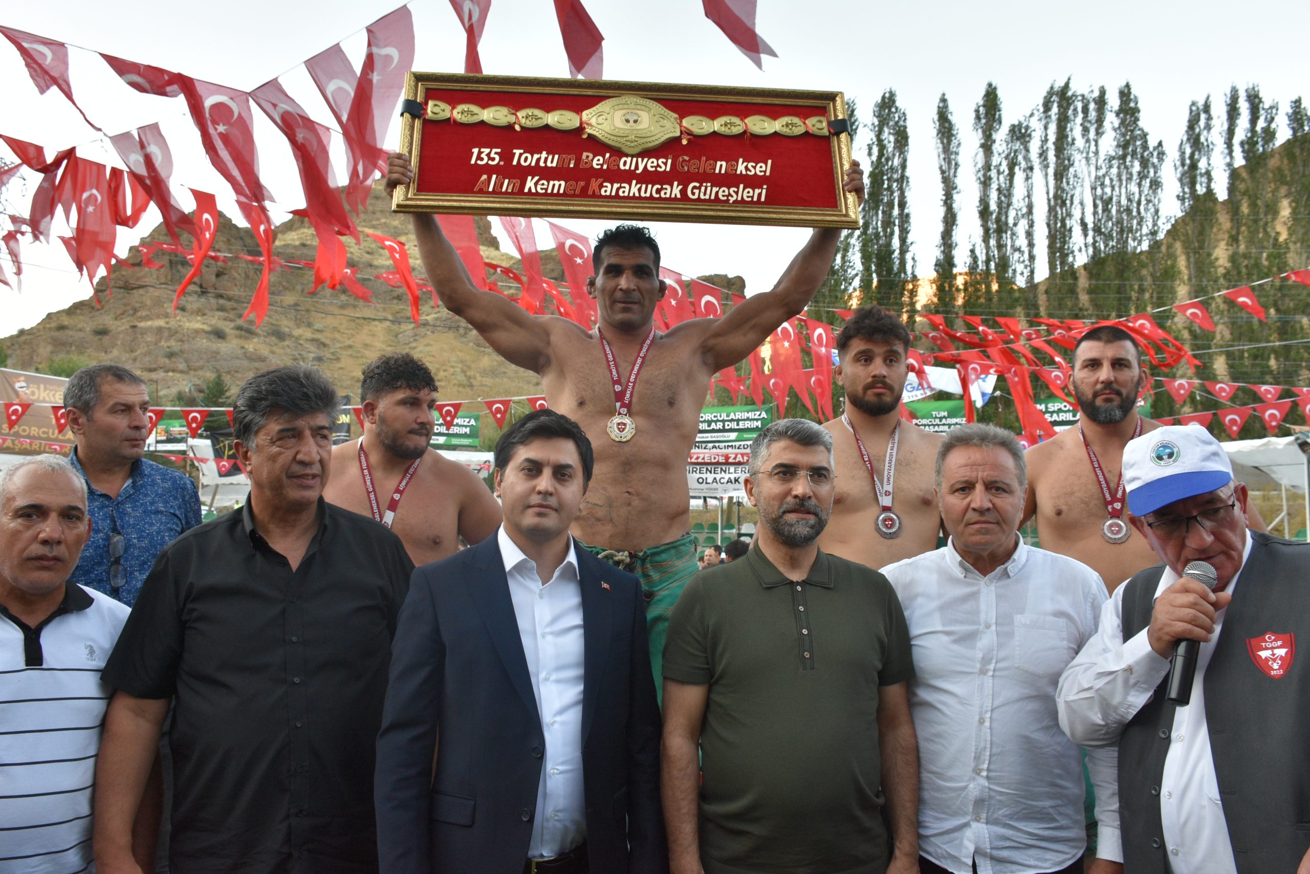 TORTUM’DA DİLLERE DESTAN GÜREŞ