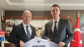 GÜNAYDIN’A FORMA HEDİYE ETTİ