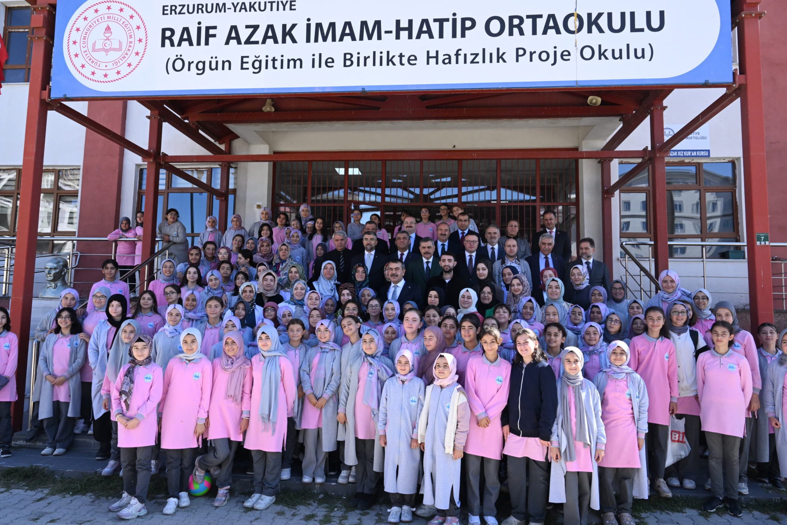 RAİF AZAK İMAM HATİP ORTAOKULU’NA ÇAT KAPI YAPTI