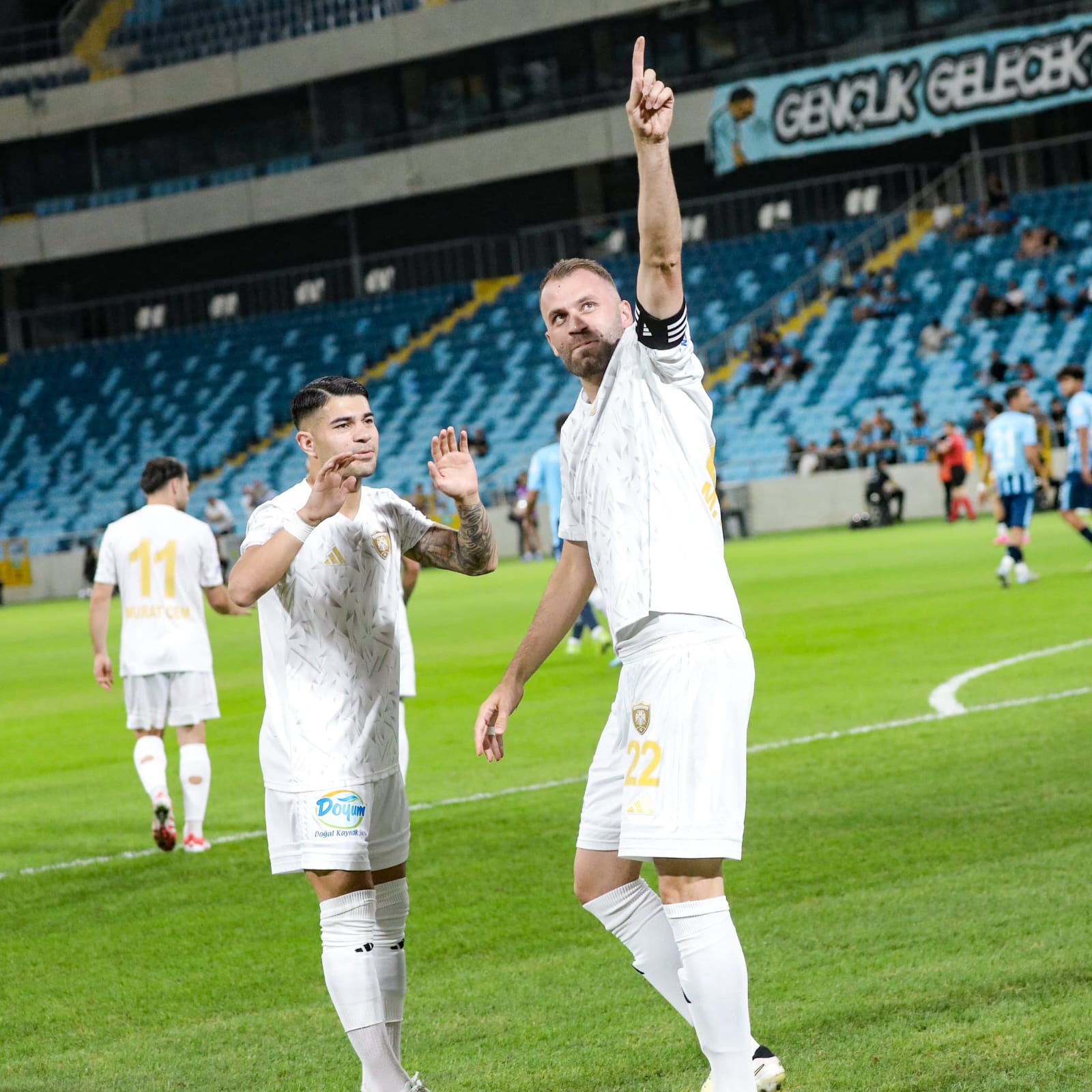 ÇİFT BAŞLI KARTALLAR ZİRVEYE KANAT ÇIRPTI