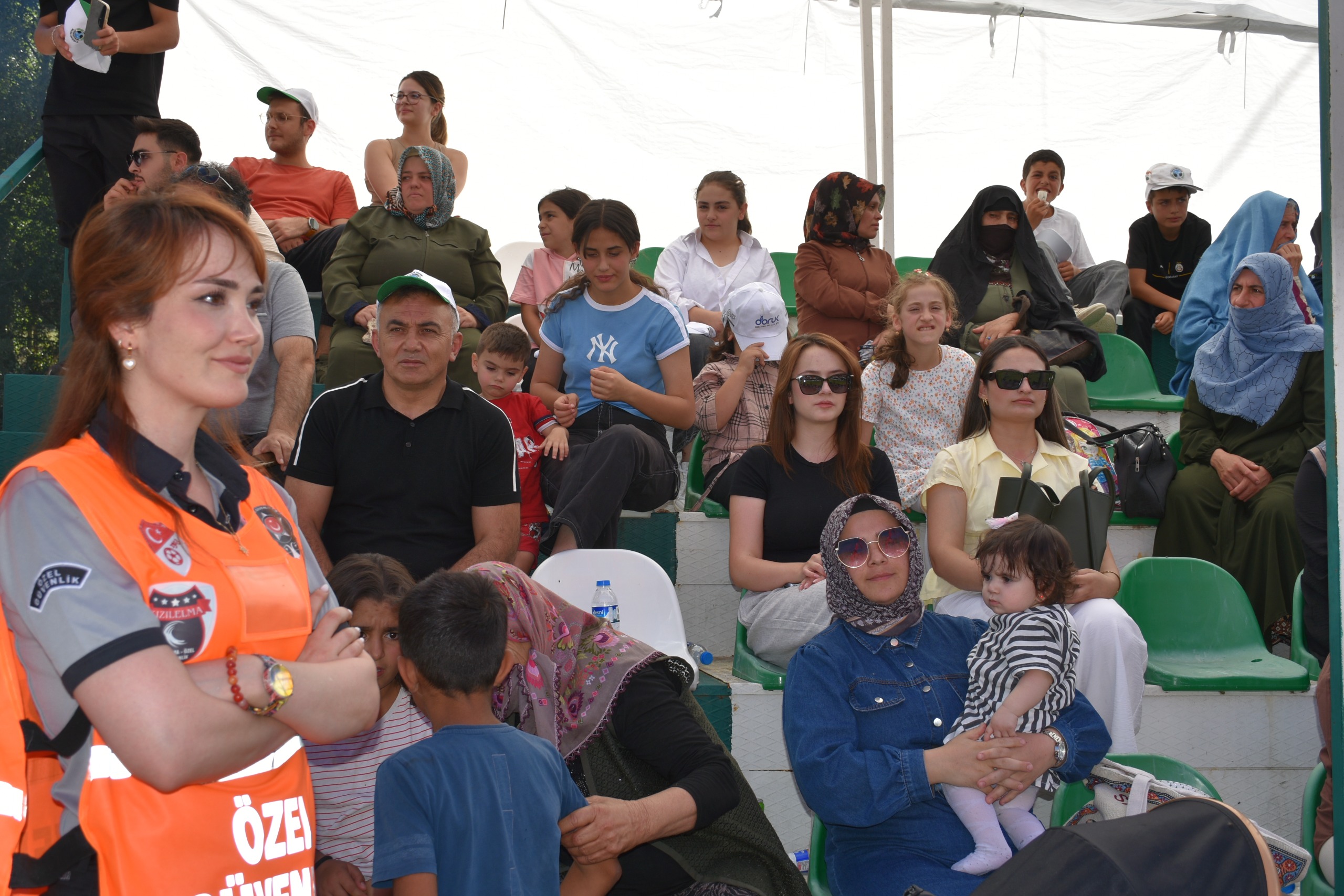 KADIN SEYİRCİLERE ÖZEL KADIN GÜVENLİKÇİ