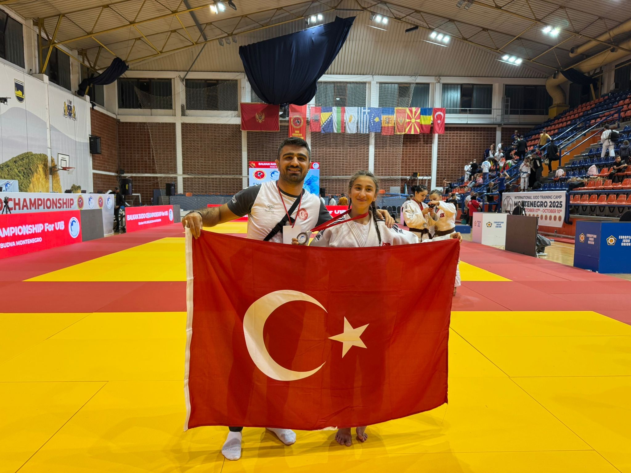 BALKANLARIN BRONZ MADALYALI KIZI BİR DADAŞ!