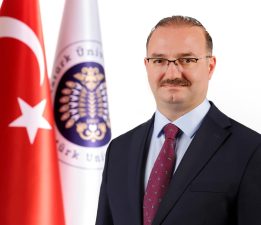 ÜAK ÜYEĞİLİ REKTÖR HOCAYA YAKIŞTI