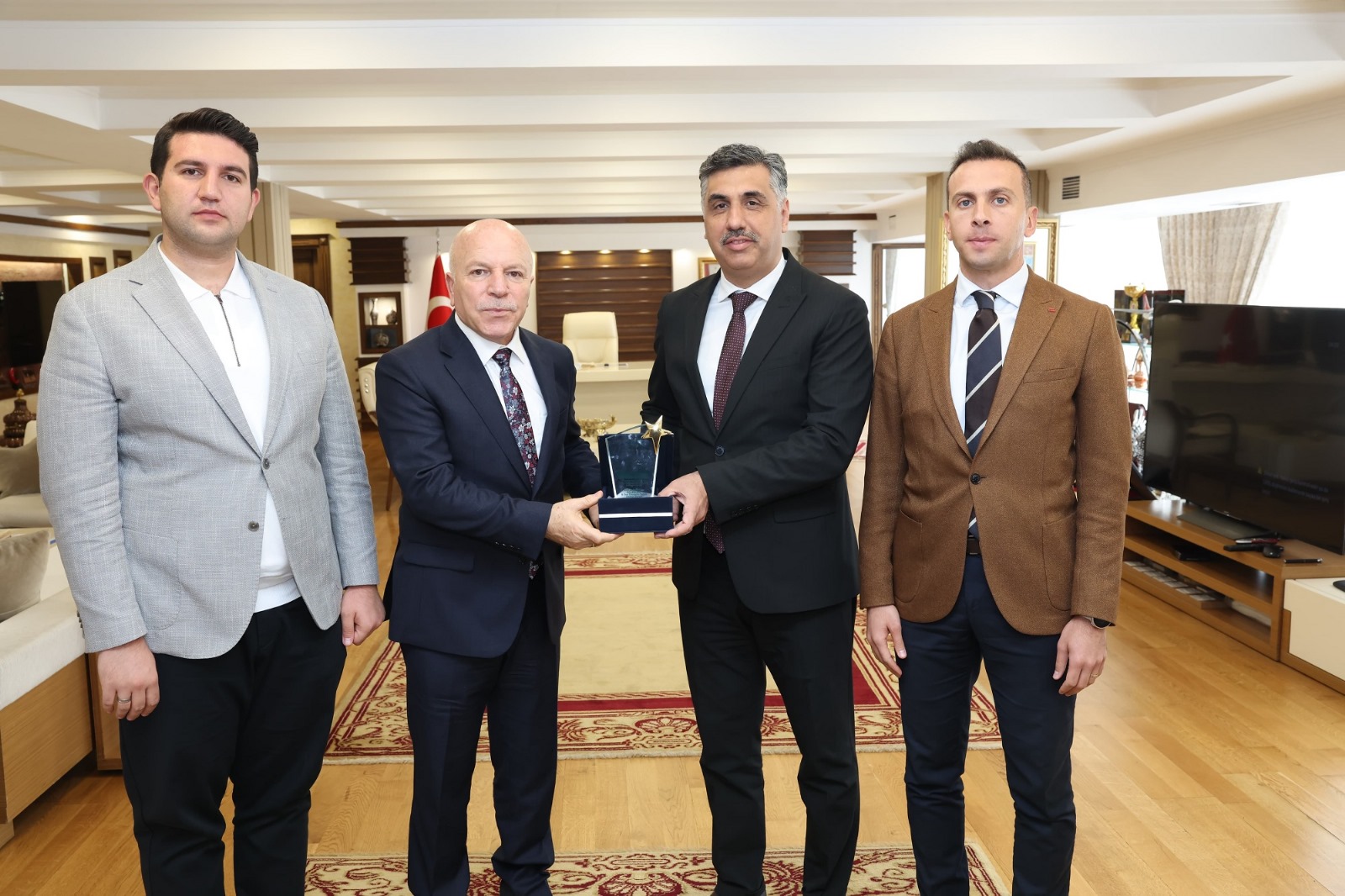 SIFIR ATIK KAFE VE OTOBÜS DURAĞI BÜYÜKŞEHİR’E ŞAMPİYONLUK GETİRDİ