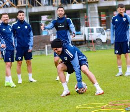 KÜNEFE YEMEYE GİTTİ