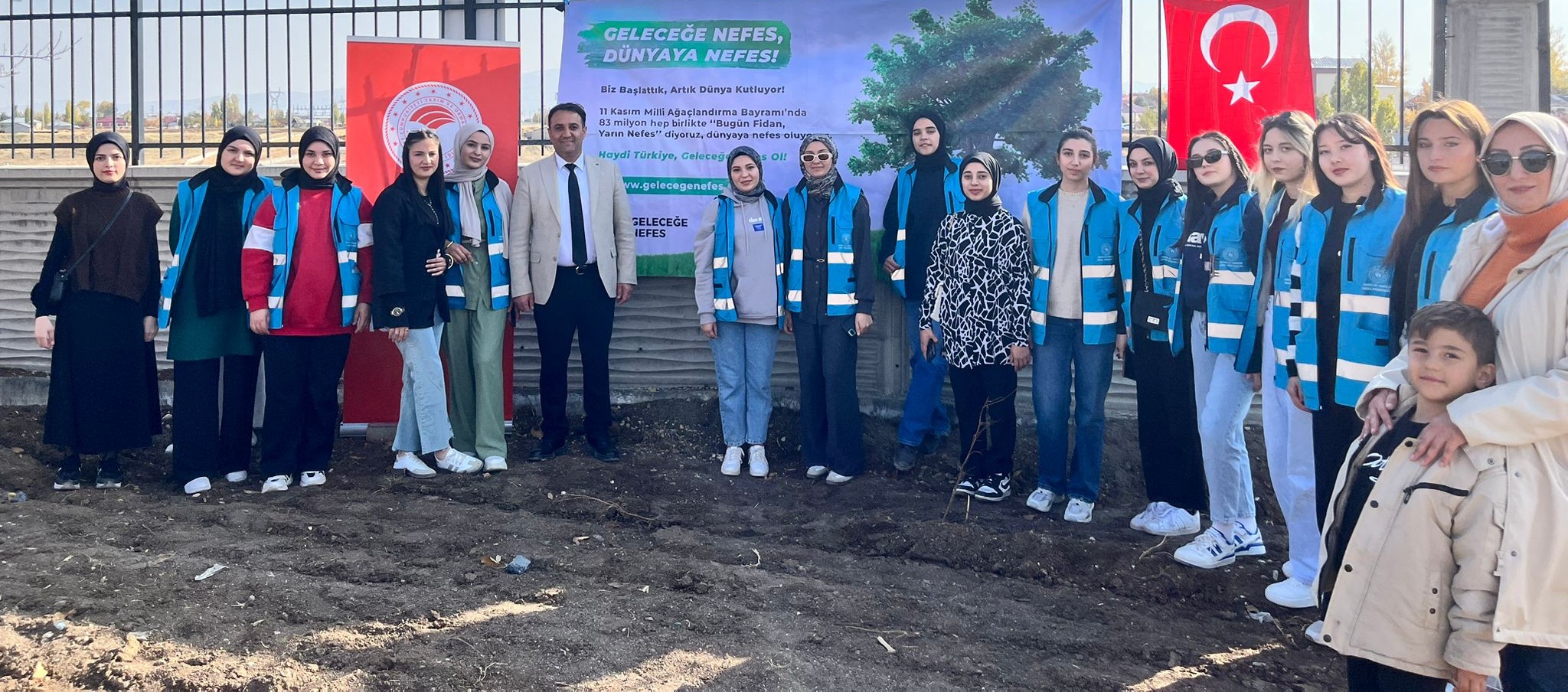 FİDANLAR YEŞİL VATAN YEŞİL HINIS İÇİN TOPRAKLA BULUŞTU