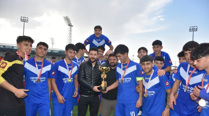 LİSELERDE EL CLASİCO’YU KAZANAN R.K SPOR LİSESİ ŞAMPİYON