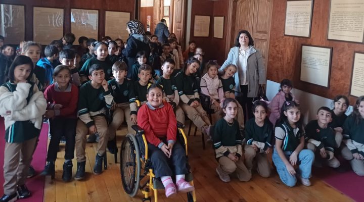 MİNİK YÜREKLER ATATÜRK EVİNDE