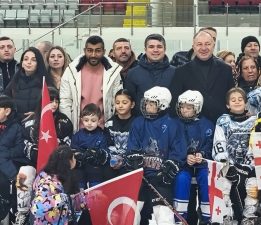 BUZDA DOSTLUK RÜZGARI ESTİ