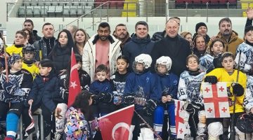 BUZDA DOSTLUK RÜZGARI ESTİ