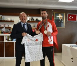 ÇAKMUR’DAN OLİMPİYAT FATİHİNE KUTLAMA