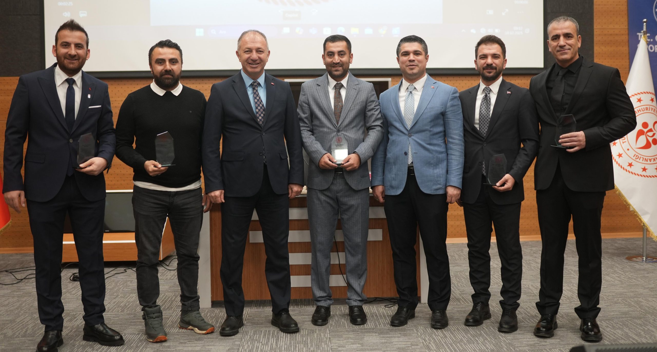 ÇAKMUR TEŞEKKÜR BELGESİ VE PLAKETLE ONURLANDIRDI