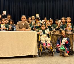 KİTAPLARINI MİNİK KİTAP KURTLARI İÇİN İMZALADI