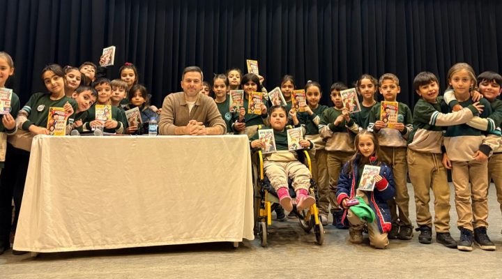 KİTAPLARINI MİNİK KİTAP KURTLARI İÇİN İMZALADI