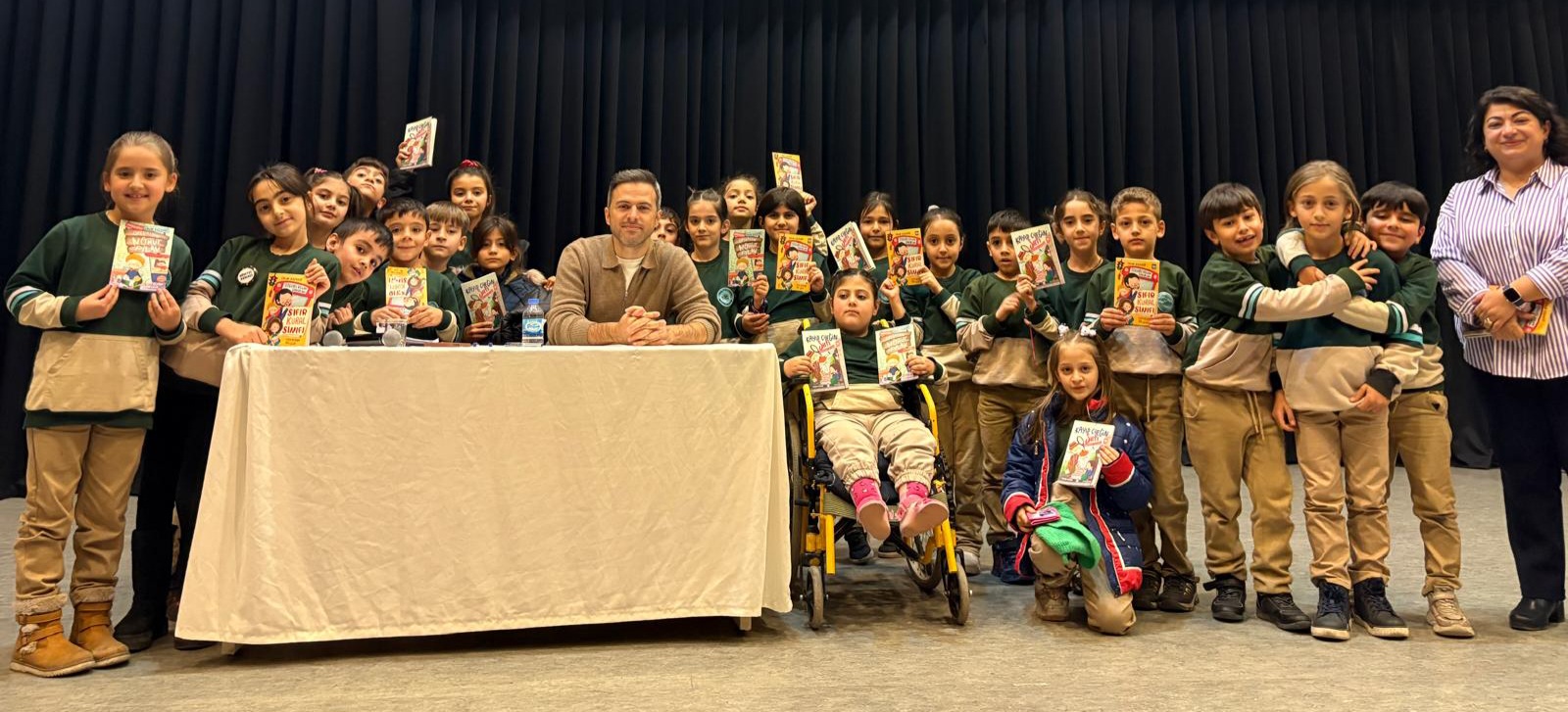 KİTAPLARINI MİNİK KİTAP KURTLARI İÇİN İMZALADI