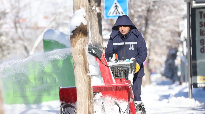 BÜYÜKŞEHİR’İN KAR TİMLERİ 7/24 KARLA MÜCADELE EDİYOR