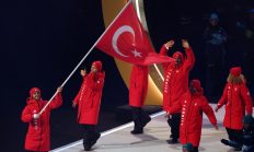 TÜRK BAYRAĞINI DADAŞLAR TAŞIYOR!