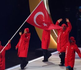 TÜRK BAYRAĞINI DADAŞLAR TAŞIYOR!