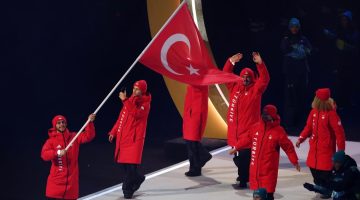 TÜRK BAYRAĞINI DADAŞLAR TAŞIYOR!